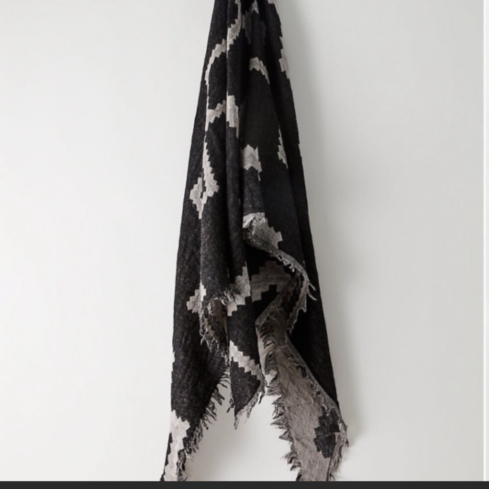 WILFRED DIAMOND MOSAIC TRIANGLE SCARF